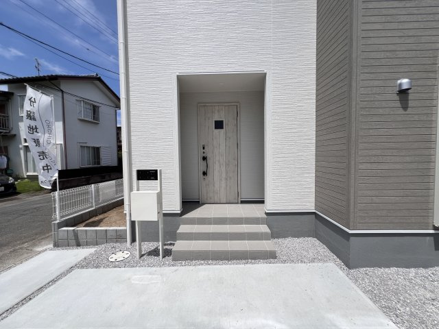 新築　藤岡市下大塚　Livele Garden.S　１号棟の玄関|　ポストと一体型のTVモニターホンでセキュリティ安心！
