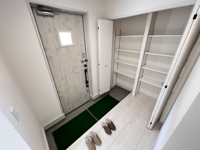 新築　藤岡市下大塚　Livele Garden.S　１号棟の玄関|　約３０足収納できる下駄箱は中で段の高さを調節できるのでブーツ等もきっちりしまえます！
