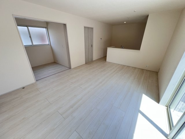 新築　藤岡市下大塚　Livele Garden.S　１号棟の居間・リビング|　16帖の広々リビングはご家族みんなでゆったりくつろげます♪
