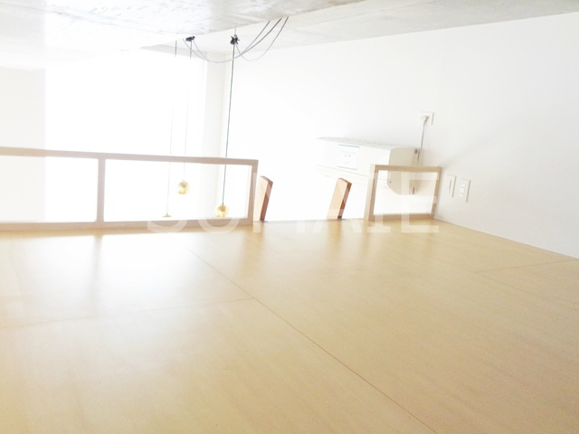 北区田端４丁目の賃貸マンションの居間・リビング|ロフトスペースも明るいです！！