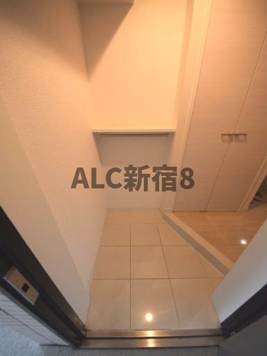 ジェークラウド中野南台の玄関