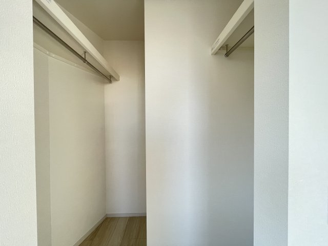 KEIAI GRACE中川区助光1期｜名古屋市の戸建ならホームアップの収納|【売主施工例】ご夫婦の衣類をまとめて収納できる頼もしい大容量WIC