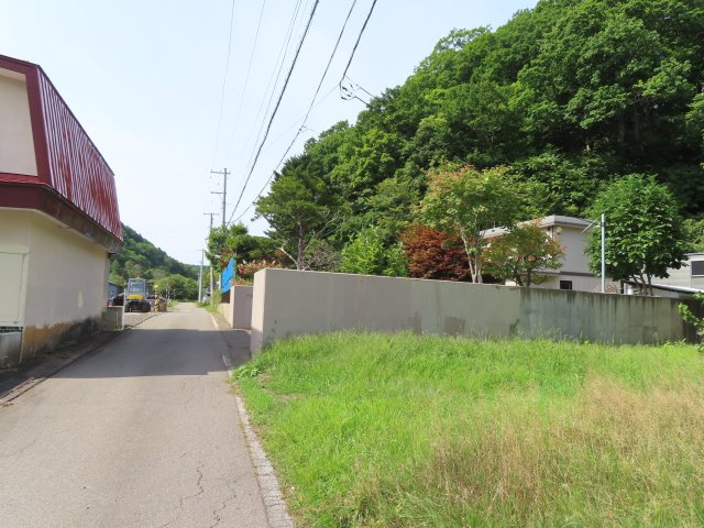 網走市字二ツ岩１８番地１７、１８番地４８　中古売家 外土地１筆　の前面道路含む現地写真|前面道路は私道で幅員4ｍです。