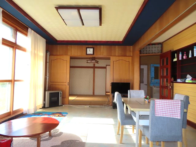 北見市高栄西町３丁目９番３０号　中古売家外土地５筆の居間・リビング|ゆったり過ごせるリビングです
