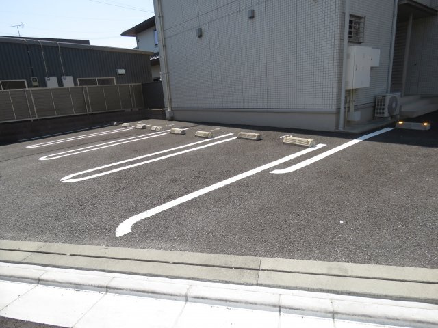 シャルールの駐車場