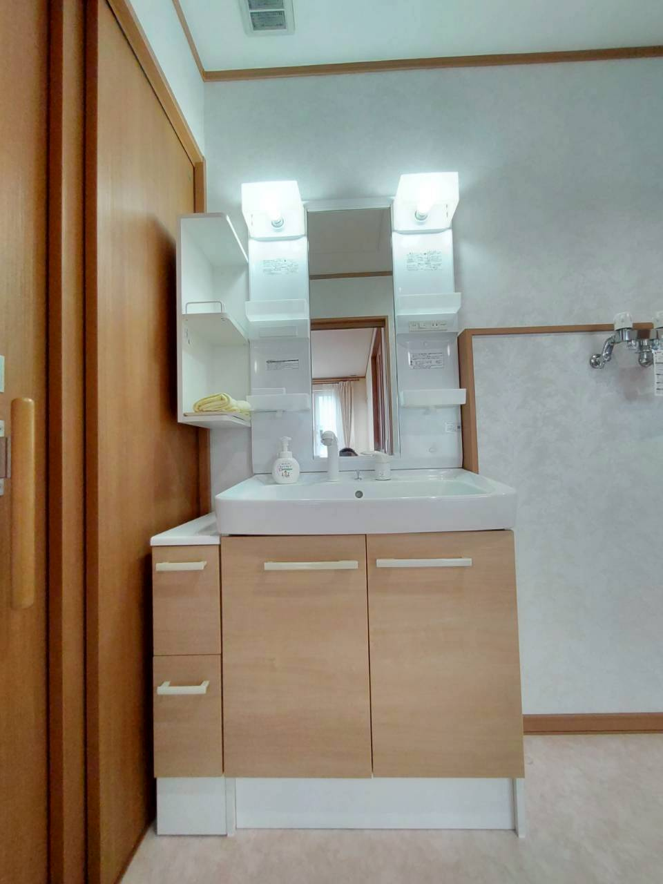 貝塚2丁目中古住宅【非常にきれいです！】の独立洗面台