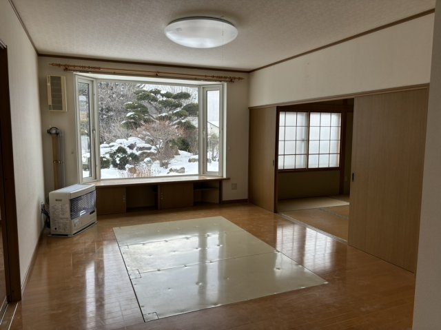 中古戸建　訓子府町東町の居間・リビング|ゆったりとしたリビングです