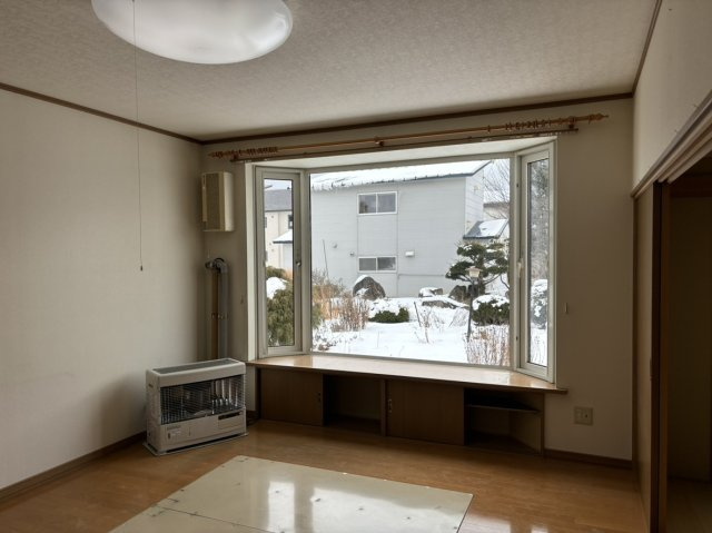 中古戸建　訓子府町東町の居間・リビング|こちらのリビングで趣味の時間をお楽しみください