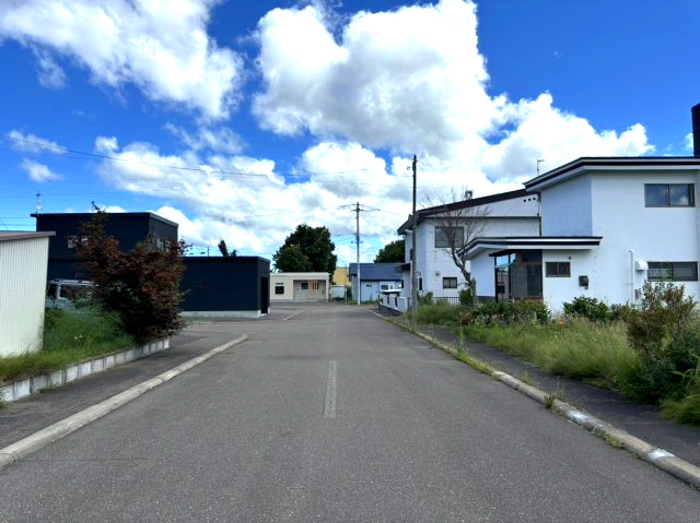 売地　並木町の前面道路含む現地写真