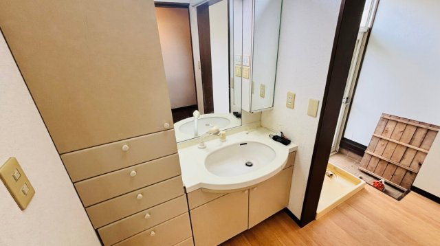 匝瑳市長谷　中古戸建の独立洗面台|敷地約291坪ドックランが可能です 駐車3台可 ７SLDK暖炉付 リビング吹抜 　海岸まで車約4分 