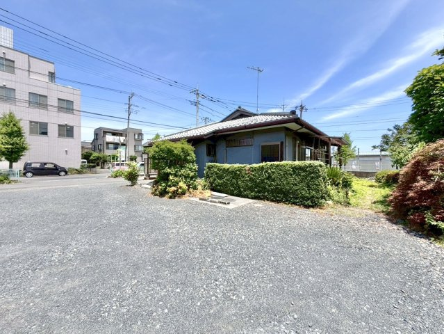 【中古戸建】行田市富士見1丁目の外観|■外観｜すべての空間が地面に近い平屋は、屋外に出やすく、窓から外の景色や緑を取り込めば自然を身近に感じられる住まいです。芝生を植えると、さらに屋外で過ごす時間を楽しめます♪