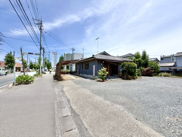 【中古戸建】行田市富士見1丁目の外観|■外観｜周囲の見渡しが良く車の出入りの際も安全確認がしやすいため、日々の運転も安心して行えます♪