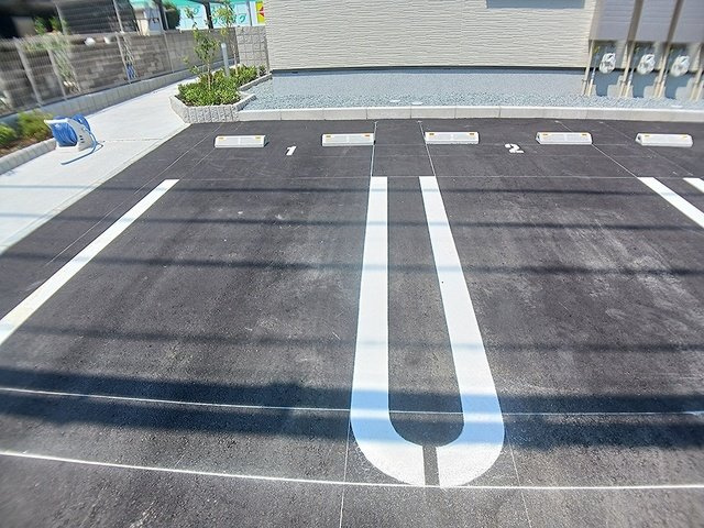 ホワイトクオーレの駐車場