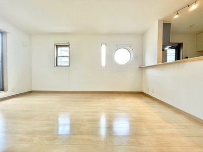 【居間・リビング】 | 豊中市熊野町４丁目中古戸建 | エイブルだけの嬉しいサービス、ご用意しております。詳細は、お気軽に当社までお問合せ下さいませ！