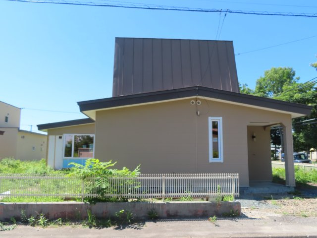 北見市緑町６丁目２番１号　中古売家の外観|【リフォーム中】外観別アングルです。