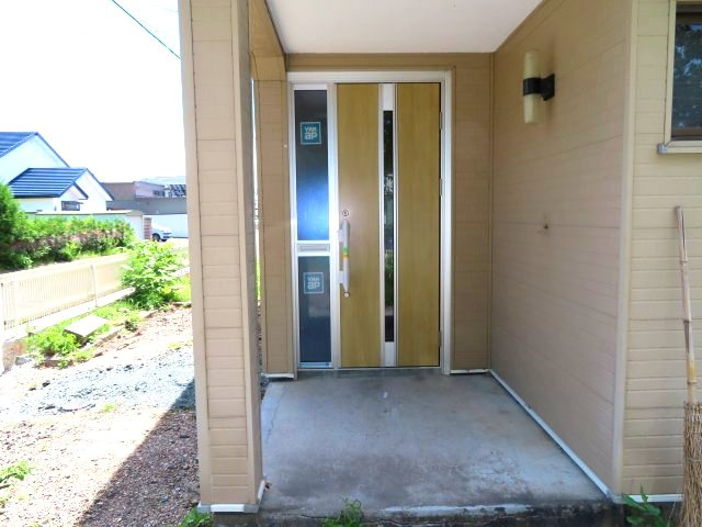北見市緑町６丁目２番１号　中古売家の玄関|【リフォーム中】玄関ドアおよび玄関ポーチです。