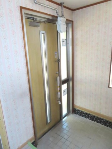 北見市緑町６丁目２番１号　中古売家の玄関|【リフォーム中】玄関ドア内部です。