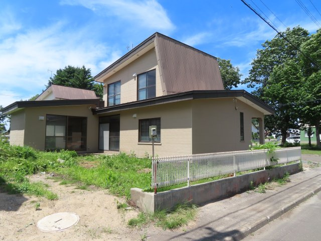 北見市緑町６丁目２番１号　中古売家の庭|【リフォーム中】車庫の撤去を行い駐車しやすいスペースを確保しました。