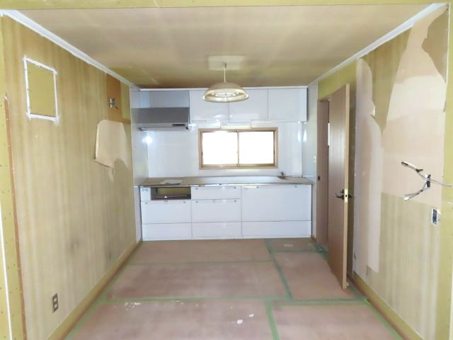 北見市緑町６丁目２番１号　中古売家の居間・リビング|【リフォーム中】キッチンは天井、壁クロス貼り替え、床はフロア材を上貼りします。