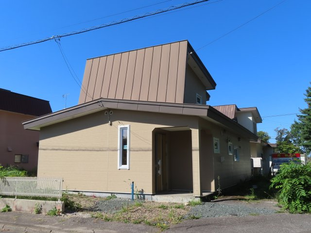 北見市緑町６丁目２番１号　中古売家の外観|【リフォーム中】外観別アングルです。