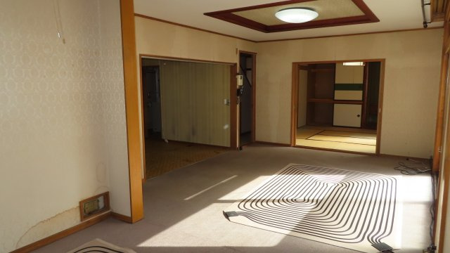北見市緑町６丁目２番１号　中古売家の居間・リビング|【リフォーム前】天井の段差を調整し、平らになるように施工します。