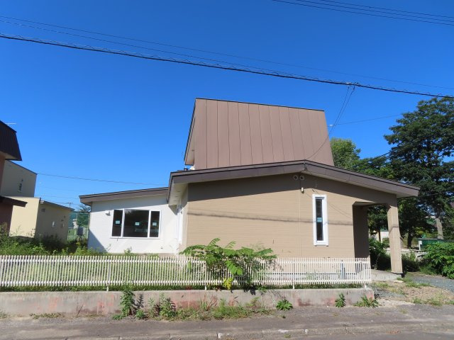 北見市緑町６丁目２番１号　中古売家の外観|【リフォーム中】外観別アングルです。