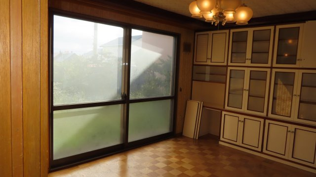 北見市緑町６丁目２番１号　中古売家の洋室|【リフォーム前】1階洋室：天井、壁クロスの貼り替えを行います。