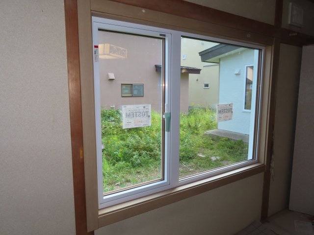 北見市緑町６丁目２番１号　中古売家の和室|【リフォーム済】1階8帖和室の窓はトリプルサッシに交換済みです。