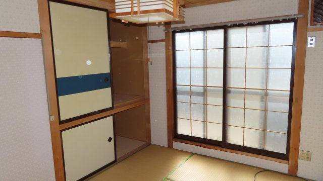 北見市緑町６丁目２番１号　中古売家の和室|【リフォーム前】2階和室：襖は新たにクロス貼りを行います。