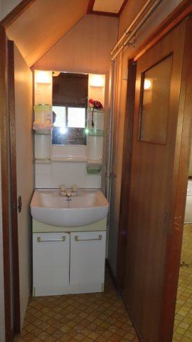 北見市緑町６丁目２番１号　中古売家の独立洗面台|【リフォーム前】INAXの洗面化粧台に交換します。