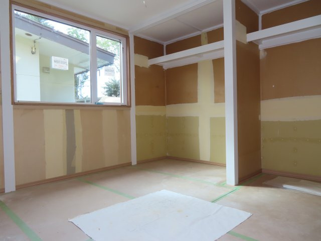 北見市緑町６丁目２番１号　中古売家の洋室|【リフォーム中】１階6帖和室を洋室に変更します。床はフロア材を貼り天井と壁クロスの貼り替えを行い、押入と収納はをオープンクローゼットに変更致します。