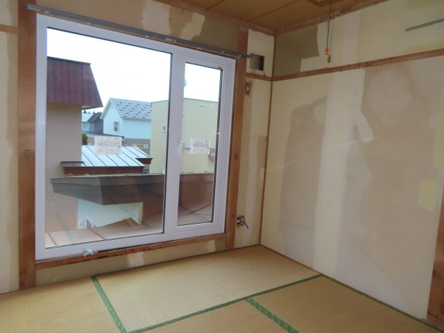 北見市緑町６丁目２番１号　中古売家の和室|【リフォーム中】2階6帖和室の襖は新たにクロス貼りを行います。窓はトリプルサッシに交換済みです。