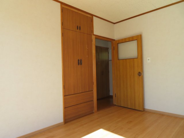 北見市緑町６丁目２番１号　中古売家の洋室|【リフォーム中】2階6帖洋室の床をフロア材に張り替えを行います。窓はトリプルサッシに交換済みです。