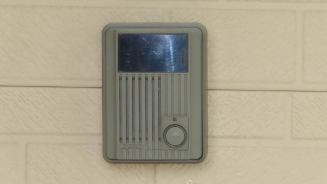 北見市緑町６丁目２番１号　中古売家の防犯設備|新たにドアホンを取り付けます。