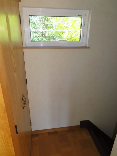 北見市緑町６丁目２番１号　中古売家の冷暖房・空調設備|【現況】居間・リビングにあるストーブはほぼ未使用に近い状態なので、撤去はしない予定です。