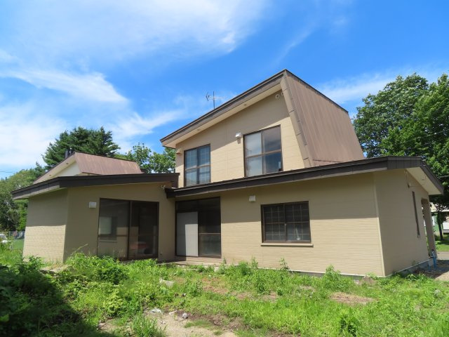北見市緑町６丁目２番１号　中古売家の外観|【リフォーム中】外観別アングルです。