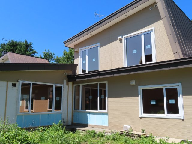 北見市緑町６丁目２番１号　中古売家の外観|【リフォーム中】窓はトリプルサッシに交換致します。