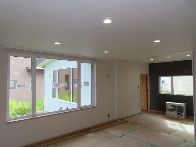 北見市緑町６丁目２番１号　中古売家の居間・リビング|【リフォーム中】居間・リビングは天井、壁クロス張替え、床はフロア材を上貼りします。窓はトリプルサッシに交換済です。照明にダウンライトを採用しました。