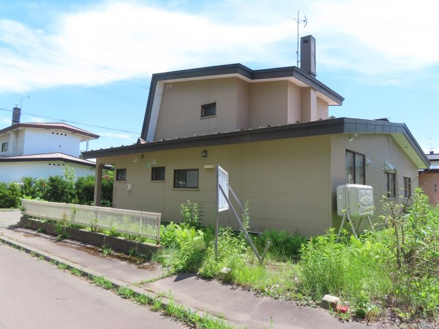 北見市緑町６丁目２番１号　中古売家の外観|【リフォーム中】外観別アングルです。