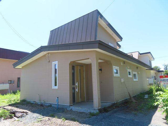 北見市緑町６丁目２番１号　中古売家の外観|【リフォーム中】外観別アングルです。
