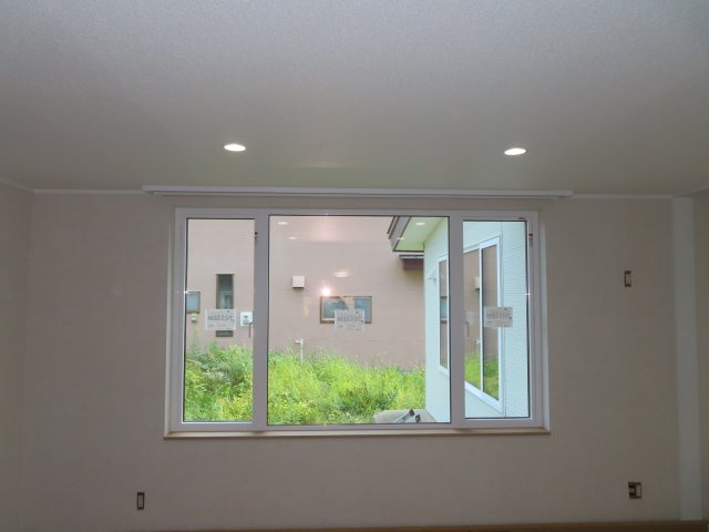 北見市緑町６丁目２番１号　中古売家の居間・リビング|【リフォーム済】居間・リビングの窓はトリプルサッシに交換済みです。