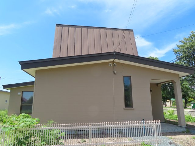 北見市緑町６丁目２番１号　中古売家の外観|【リフォーム中】外観別アングルです。