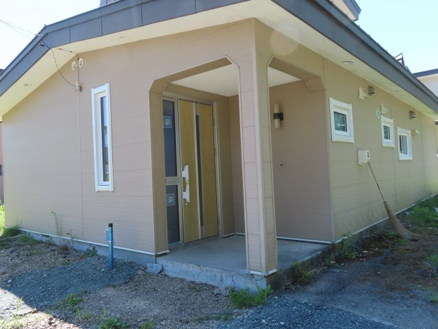 北見市緑町６丁目２番１号　中古売家の外観|【リフォーム中】玄関ドアはYKKの断熱ドアに新品交換し、窓はトリプルサッシに交換致します。
