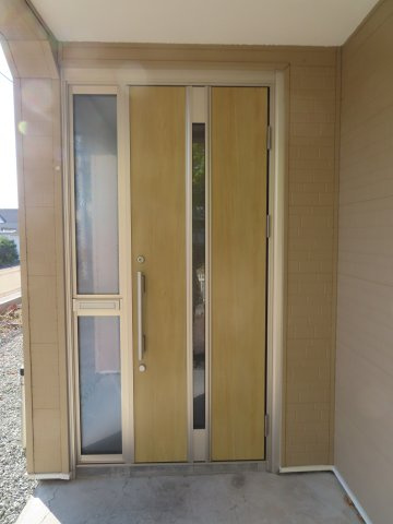 北見市緑町６丁目２番１号　中古売家の玄関|【リフォーム済】玄関ドアはYKKの断熱ドアに新品交換致しました。
