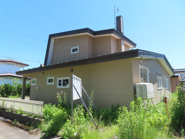 北見市緑町６丁目２番１号　中古売家の外観|【リフォーム中】外観別アングルです。トリプルサッシに交換致します。