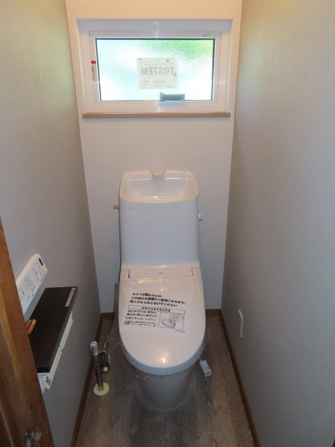 北見市緑町６丁目２番１号　中古売家のトイレ|【リフォーム済】INAX手洗付きトイレに交換済です。窓はトリプルサッシに交換済みです。