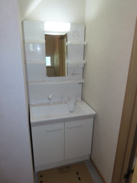 北見市緑町６丁目２番１号　中古売家の独立洗面台|【リフォーム済】化粧台はINAXの洗髪洗面化粧台に交換済
です。