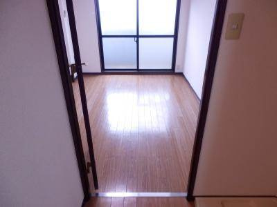 エリーフラッツ西洞院の内装|廊下から～