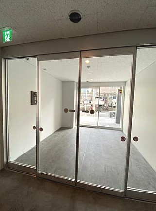オープンブルーム東新宿のエントランス