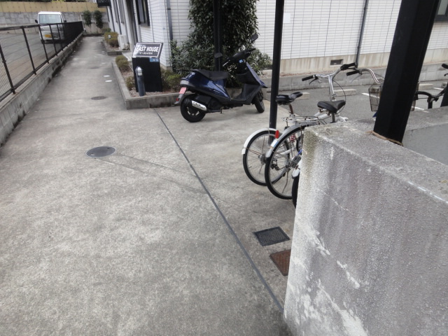 イーストハウスの駐車場